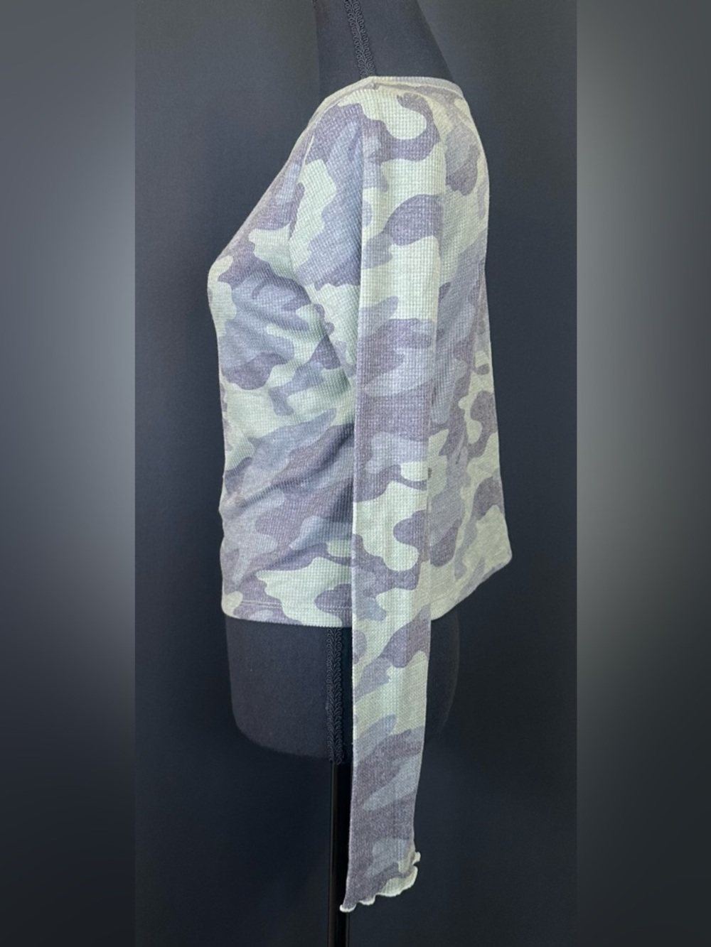 #186- NEW bp Olive and Gray Camo Long-Sleeve Crewneck Top - Picture 9 of 11